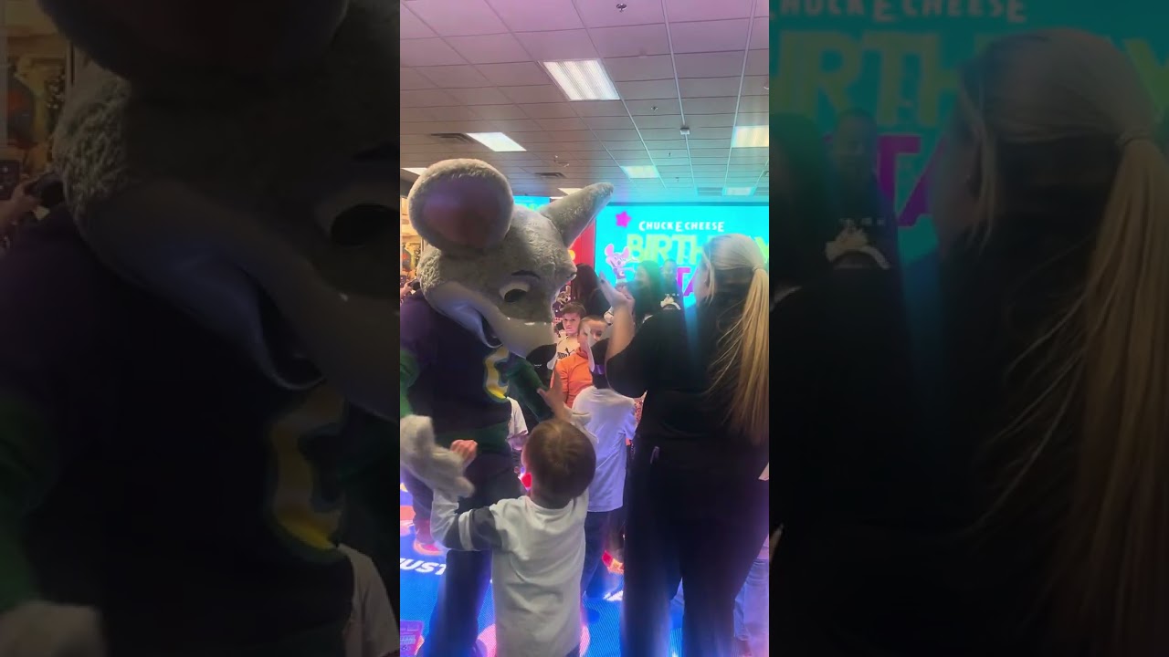 Чаки Чиз поёт «С днём рождения» и танцует с детьми