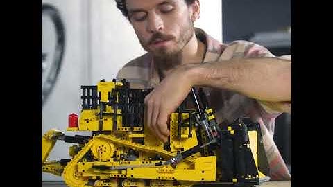 LEGO Technic 42131 CAT D11T Bulldozer