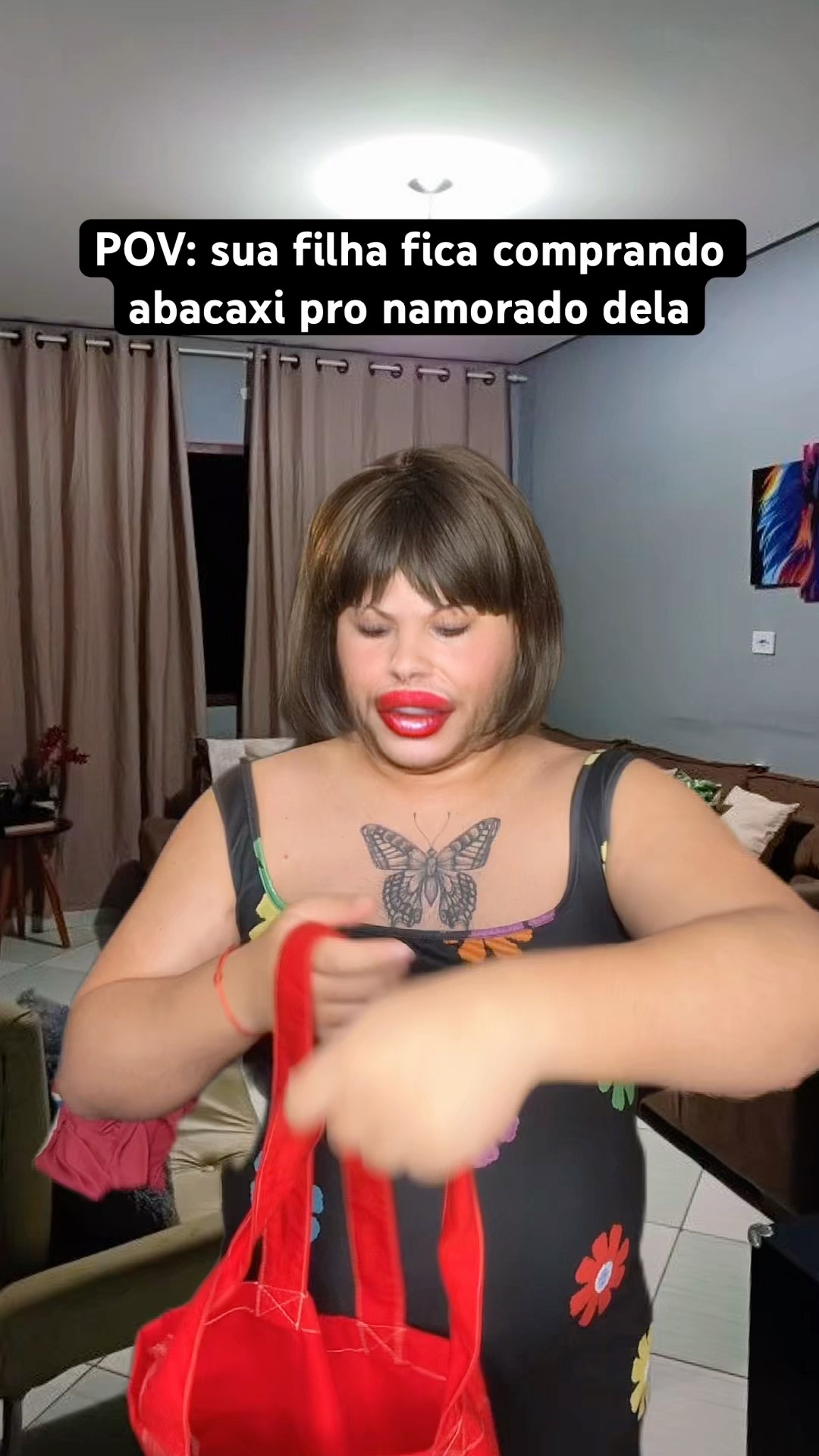SUA FILHA FICA COMPRANDO ABACAXI PRO NAMORADO DELA