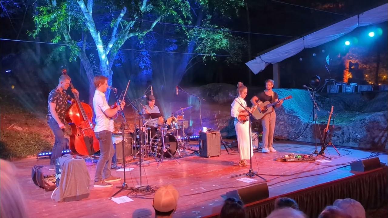 Sierra Hull plays "The Last Minute" and "I Feel the Blues Movin' In" at Lime Kiln Theater, Lexington Sierra Hull plays "The Last Minute" and "I Feel the Blues Movin' In" at Lime Kiln Theater, Lexington
