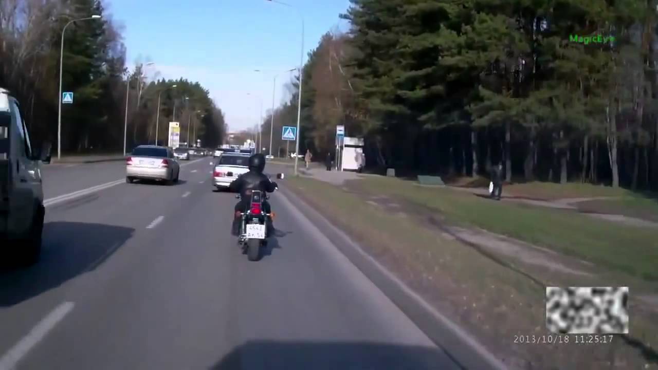 Бабка бьет машину