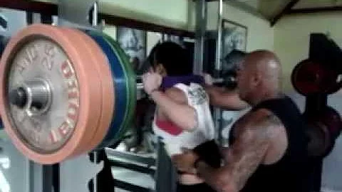 MATILDE FAZ AGACHAMENTO COM 185KG