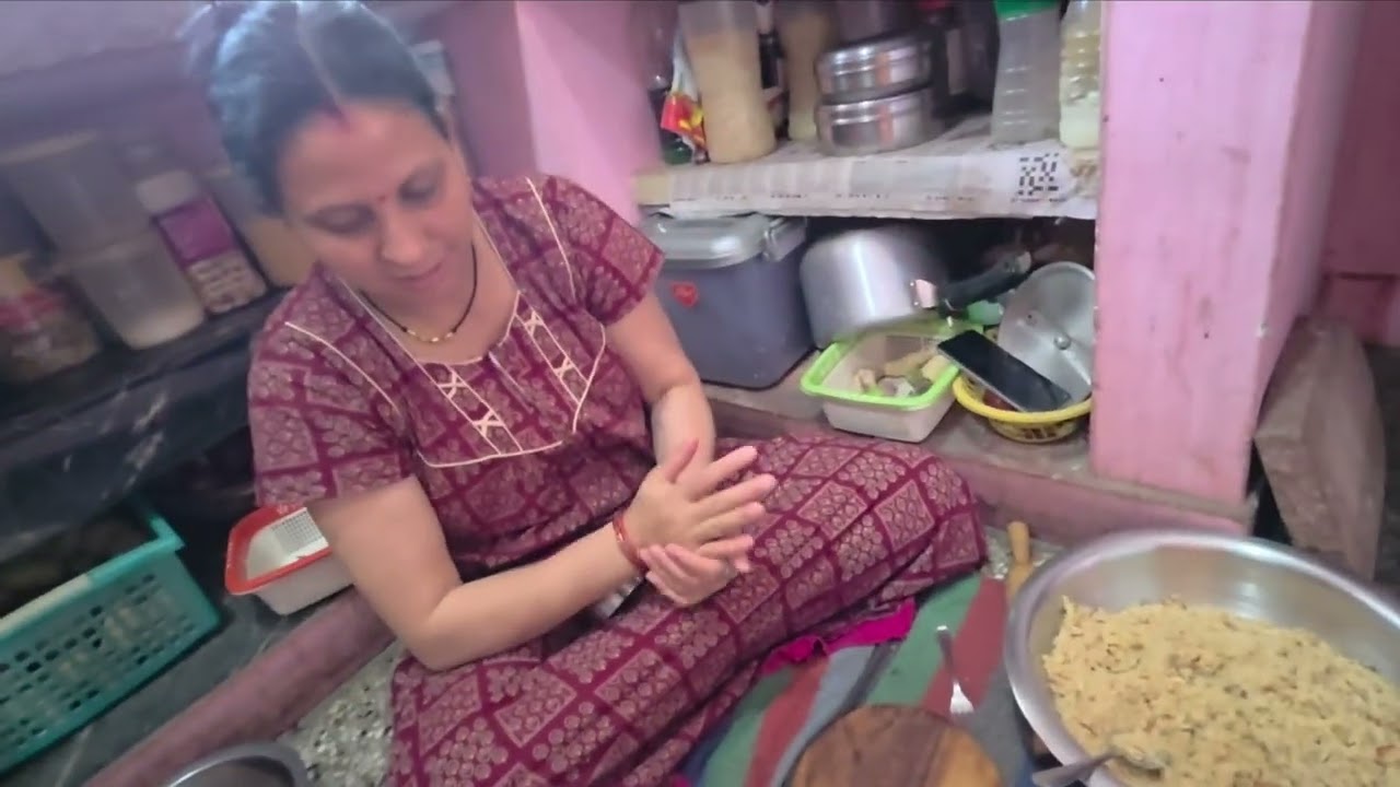 मित्रो! श्रीमती जी ने गुजिया बनाने वाला साँचा फेंक दिया है। कह रही हैं हाथ से बढ़िया बनती है गुजिया /