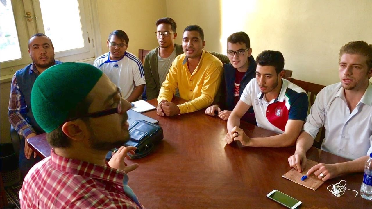 بروفة لفرقة الحلقة  المؤلفة من 14 شخصاً ومن جنسياتٍ مختلفة