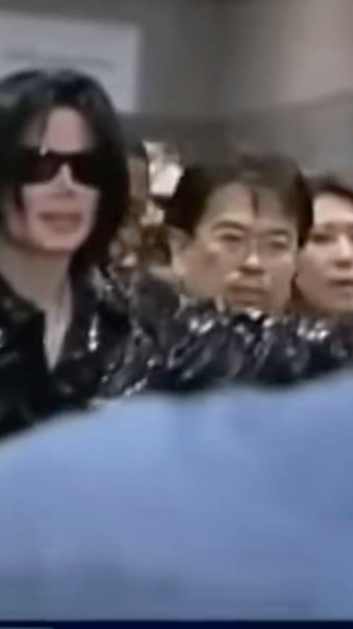Michael Jackson receiving presents from his fans at Japan airport