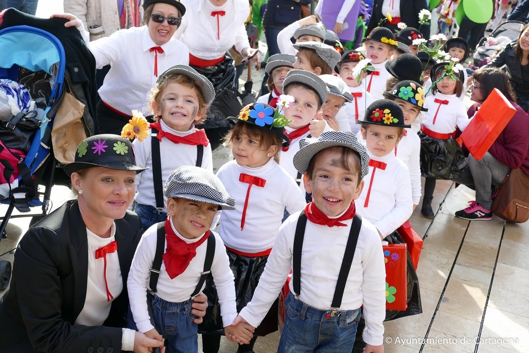 Los niños lucieron sus mejores disfraces en el tradicional pasacalles de  Carnaval - YouTube