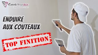 Ratisser efficacement un mur à l'aide de couteaux à enduire