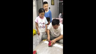 Son can't stand it anymore #Funny video #Dad and kid #Parent-child daily life