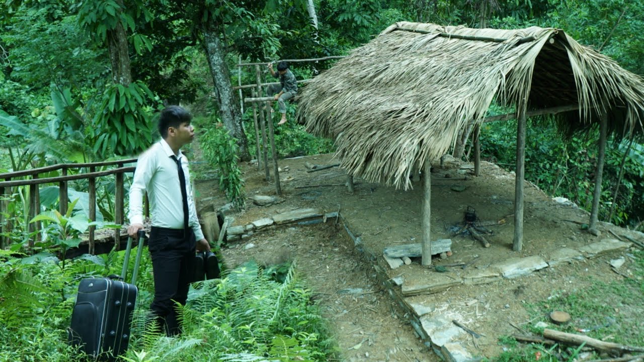 Генеральный директор уезжает из города в лес, живёт на природе. Строит кухню.