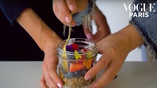 Sunkissed Berry Crumble: Sakara Life's ultimate healthy breakfast | VOGUE PARIS