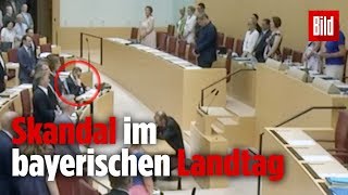 AfD-Politiker bleibt während Gedenken an Walter Lübcke sitzen!