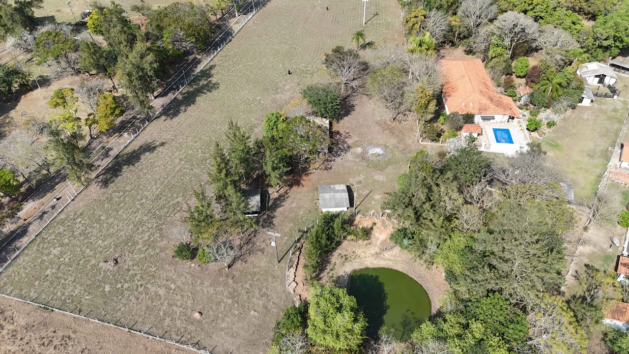 Chácara de 23.000 m² em Porangaba-SP, casa com 4 quartos sendo 3 suits, com piscina e lago