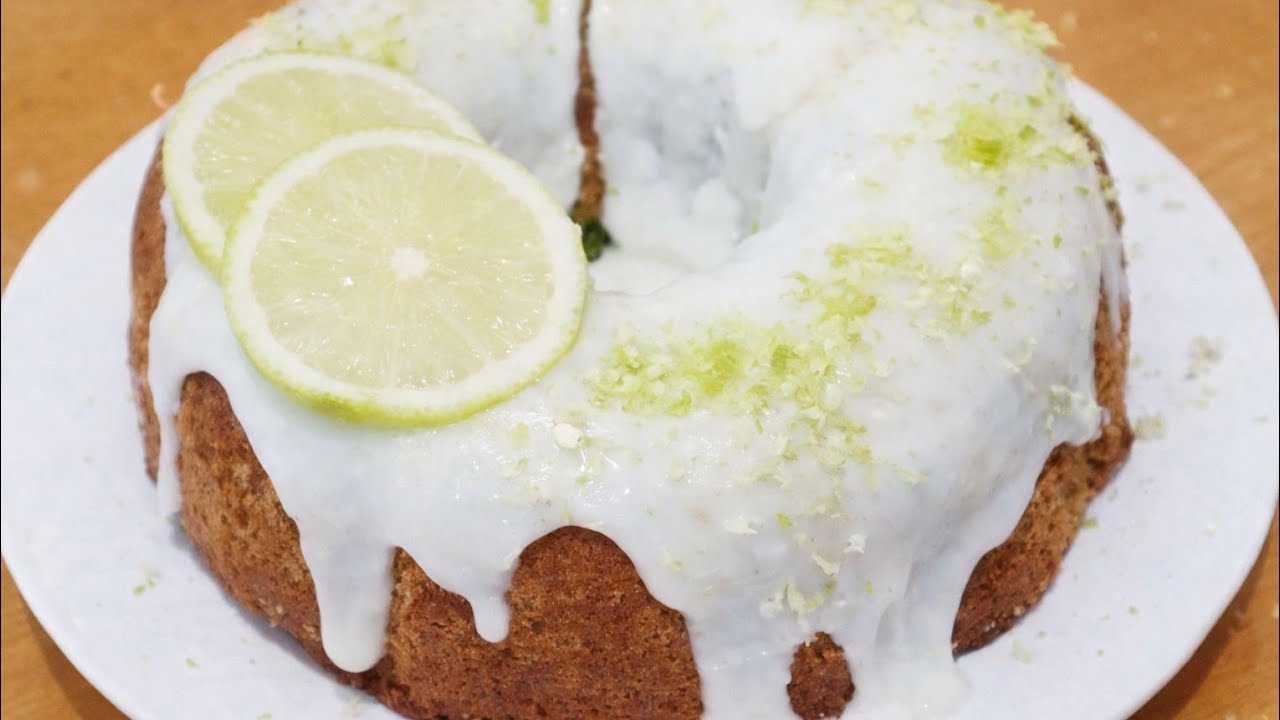 كيك الليمون الهش واللذيذ بطريقة سهلة في البيت مع صوص الليمون المنعشة