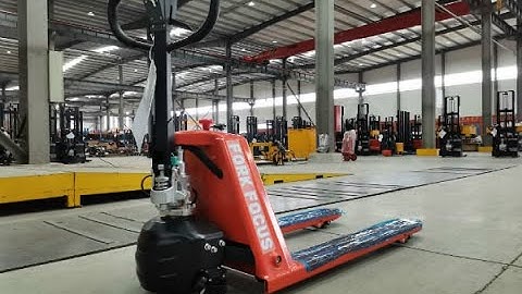 Semi electric pallet truck operational video. Fork Focus, focus on MHE result.