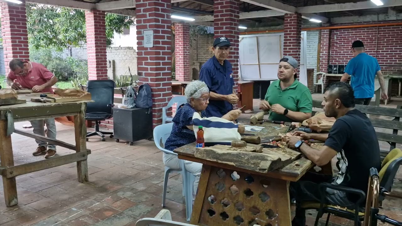 Clase de talla en madera desarrollada en el municipio de Cartago Valle 