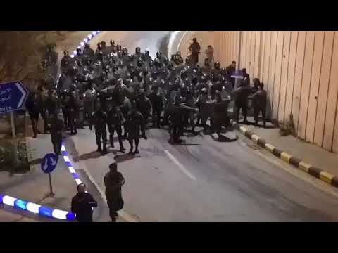 الاردن العاصمة عمان شاهد الآن قوات البادية تتدخل في منع المواطيين من الوصل الى دوار الرابع عمان