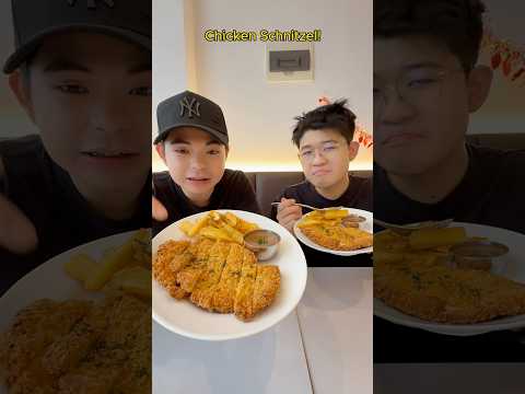 Makan chicken schnitzel 2 kali suap lawan @louislie_