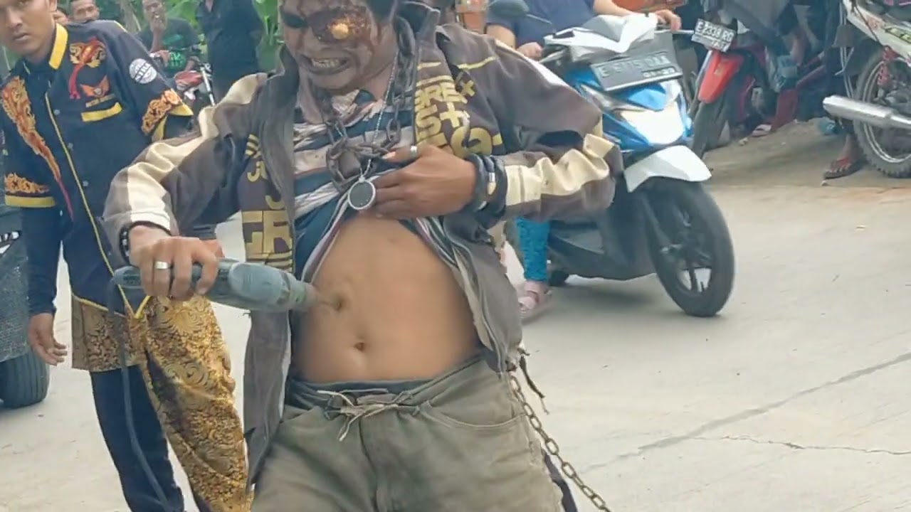 SINGA BARONG atraksi sang ZOMBIE
