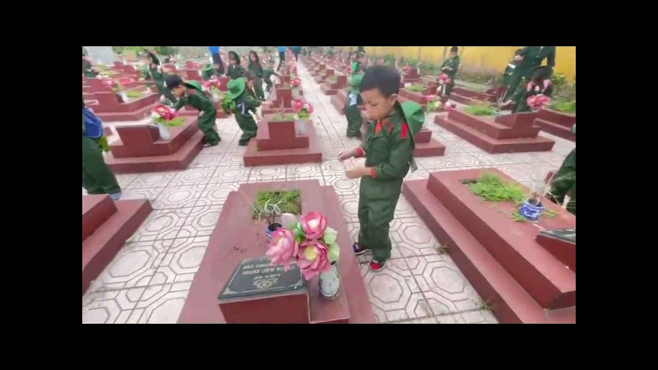 Khối 5 tuổi Trường Mầm Non Trực Nội thắp hương tri ân tại Đền Liệt sĩ xã Trực Ninh