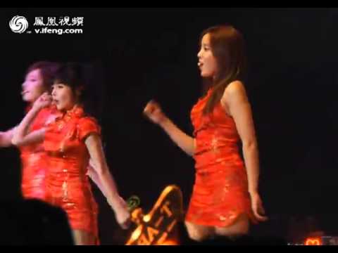 韩团T ara穿旗袍开唱 上下失守台上理衣