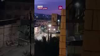جرافة عسكرية تجرف الطرقات خلال اقتحام مخيم طولكرم فجر اليوم