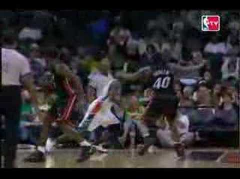 Alonzo Mourning rejects Gerald Wallace