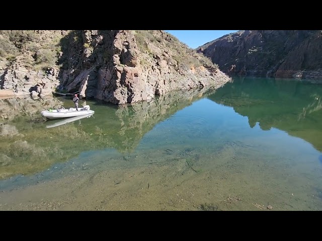 Pescando a Pez Visto en el Lago Piedra del Aguila