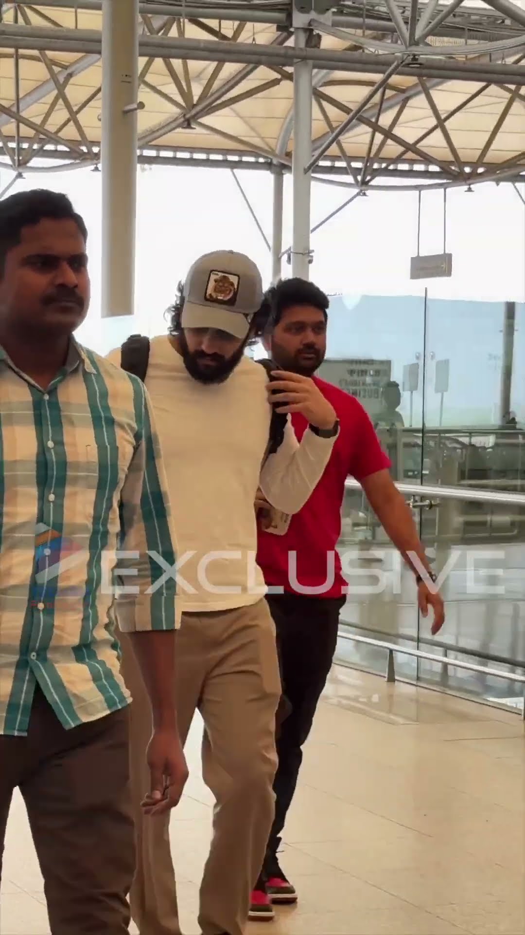 ఎయిర్ పోర్టు లో సింపుల్ లుక్ తో కెమెరా కంటపడ్డ అక్కినేని అఖిల్ ? ? | #AkhilAkkineni | #Shorts | TFN
