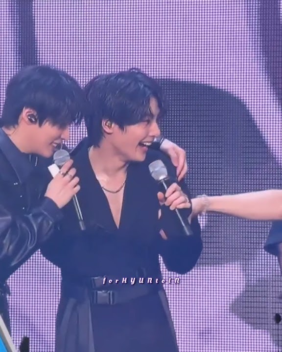 Hyunjin pulled Jeongin in when #Leeknow said he & #Jeongin get along well🤭#hyunin #hyunjin #in #kpop