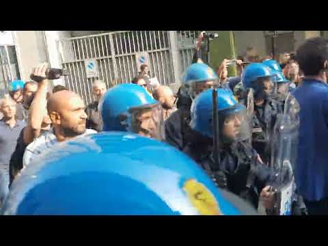 Scontri a Torino durante la manifestazione per la visita della Premier Meloni