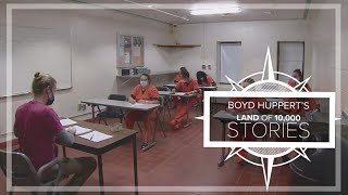 Former prosecutor teaches writing to help jail inmates choose better paths