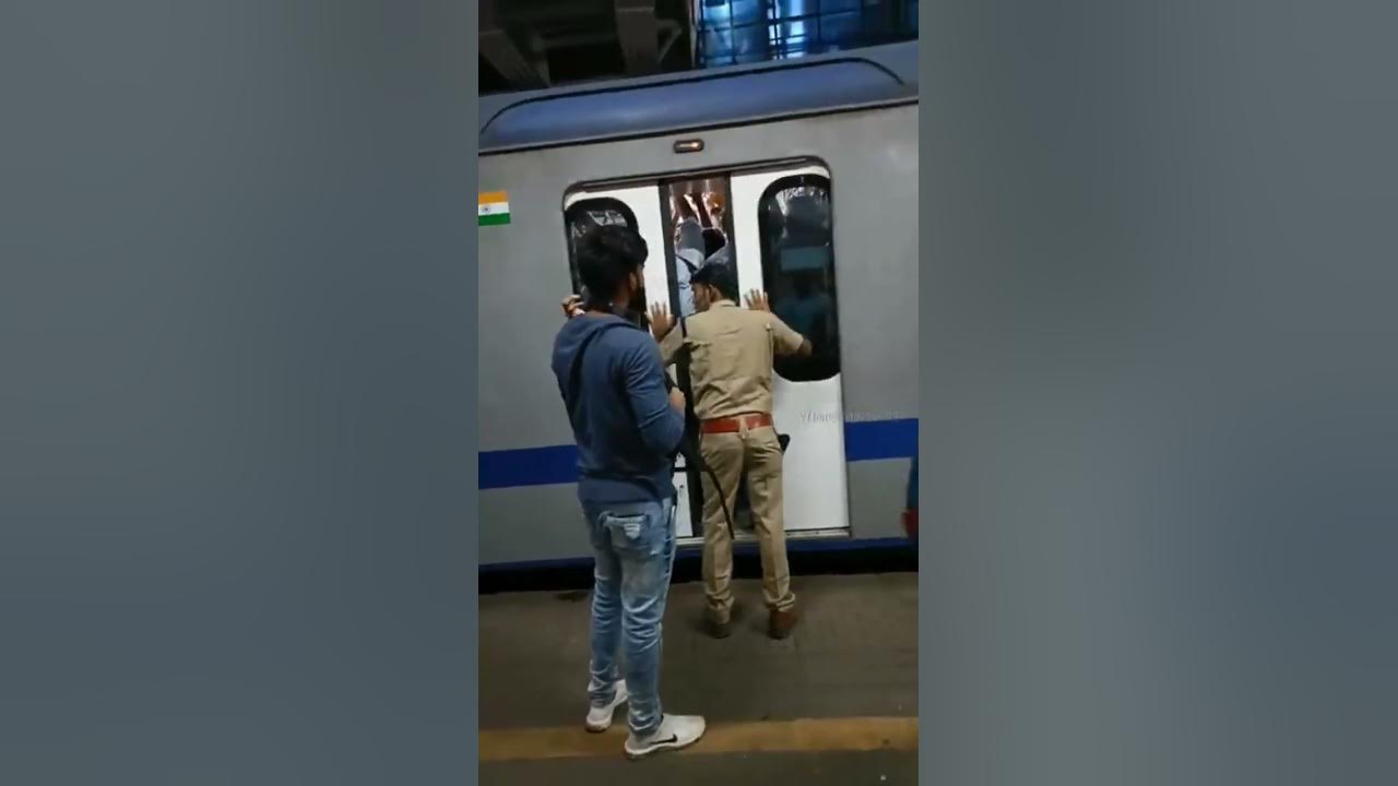 AC Local Train Me Yesa Bhi Hota hei🤢 #shorts #youtubeshorts #mumbai #localtrain
