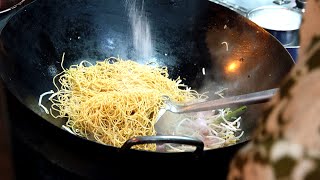 Noodles open in the evening only / Macau street food / 마카오 불맛 오징어 볶음면