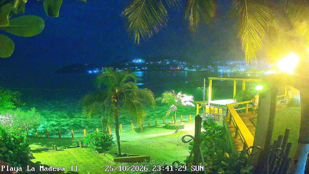 Playa La Madera Live – Zihuatanejo, Mexico — Zihuatanejo, Guerrero live camera thumbnail