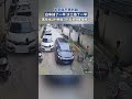 本來就不寬的路，白車擋了一半，沙土擋了一半，黑車經過時把自己的後視鏡都撞掉了