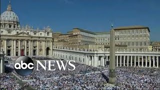 More than 100,000 worshippers gathered to celebrate the life and
legacy of saint teresa.