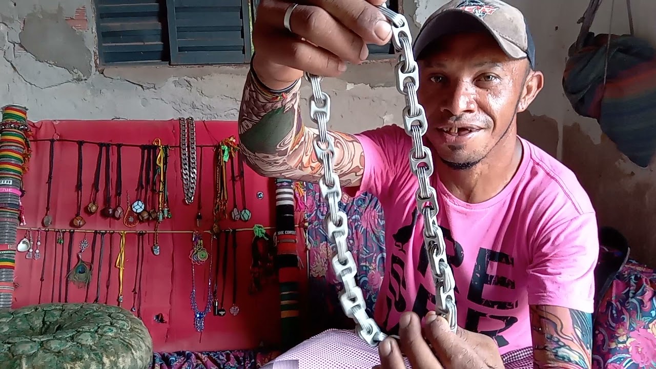 mostrando um colar feito de lacre de latas de cerveja