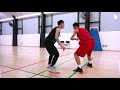 Defender a un jugador que tiene balón en  Baloncesto