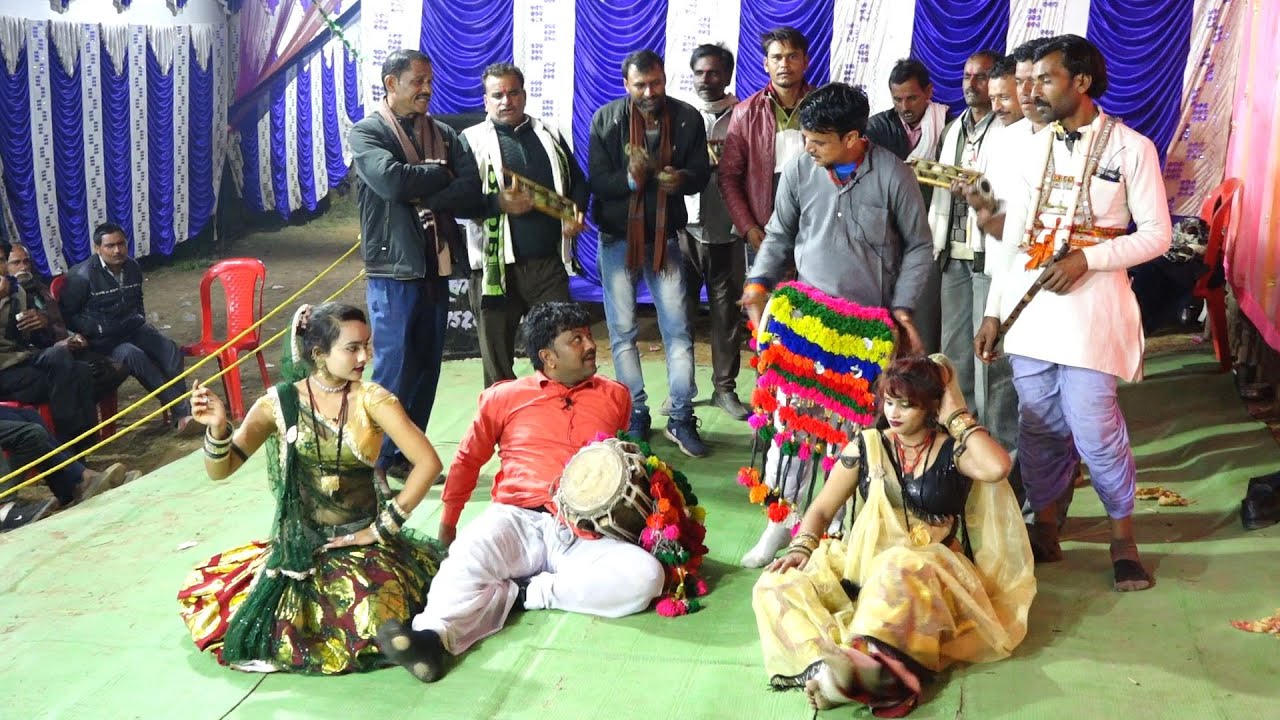 Desi rai//बेलना सरका दे गड़ा वाली बेलना सरका दे आर//bundeli rai dance ...