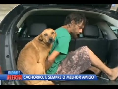 Vídeo: Pet Scoop: Foto Viral Triste Ajuda Cão Adotado, Policial Escoltas Choking Dog para Vet