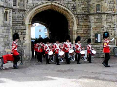 Irish Guards arrive ...