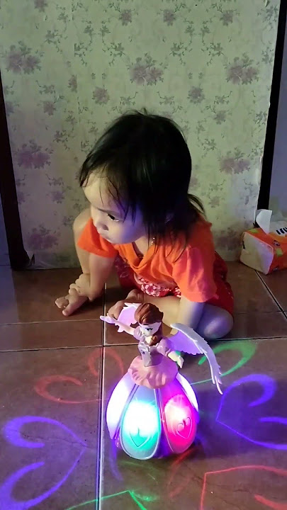 Maizura Punya Boneka Prozen Menari