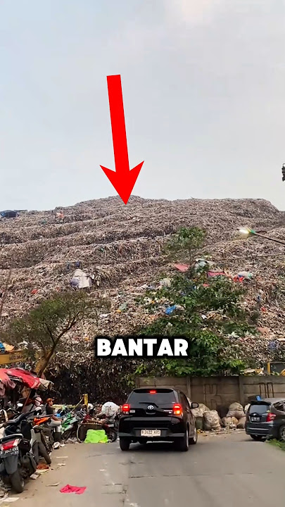 The Mountain of Trash Life at Bantar Gebang🥶