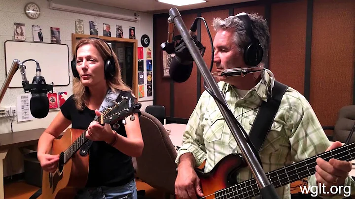 Laura and Rick Hall of The Sweet Potatoes performi...