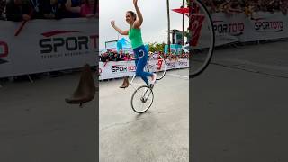 How does she do that 😳 show at cycling #touroftürkiye in Marmaris 🤩 #wheelie