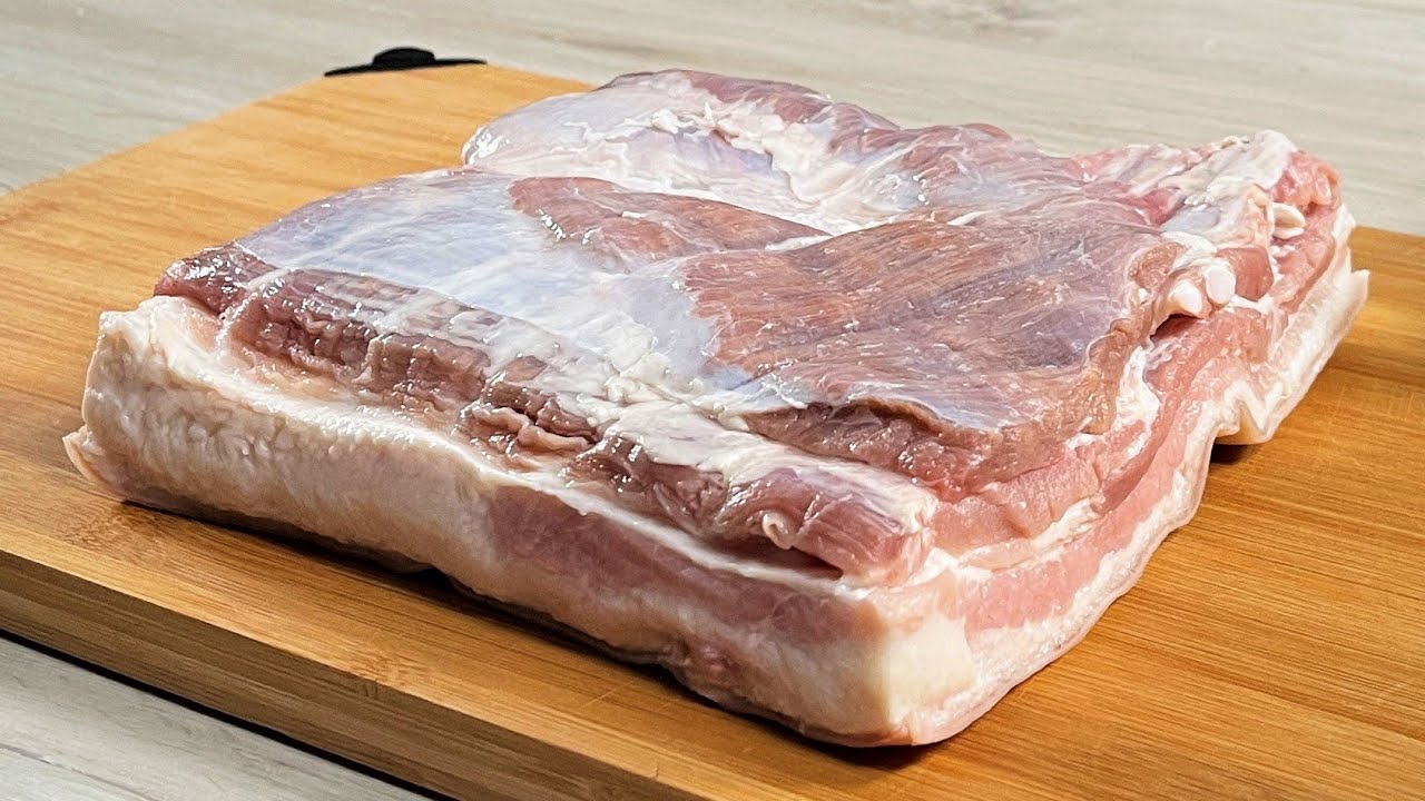 Мало кто так готовит свиную грудинку! Вкусный ужин из самых простых продуктов!