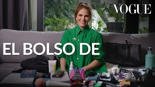 Karla Souza lleva en su bolso un mundo de fantasías | El bolso de | Vogue México y Latinoamérica