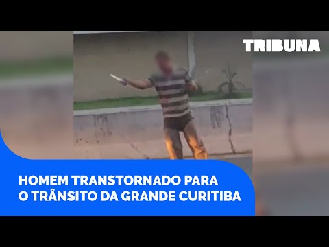 Transtornado e com faca na mão, homem só para após levar tiro na perna disparado por policial