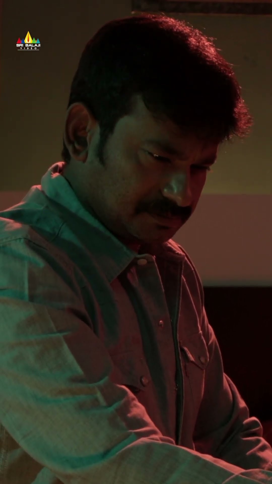 ఇక్కడిదాకా వచ్చి ఏం చెయ్యకుంట వెళ్ళిపోతారు ఏంటండీ ! #DesamLoDongaluPaddaru | #TanishqRajan #shorts
