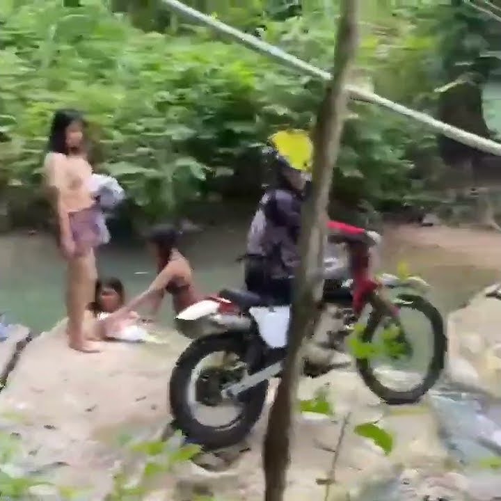 Ada cewe cewek mandi di sungai